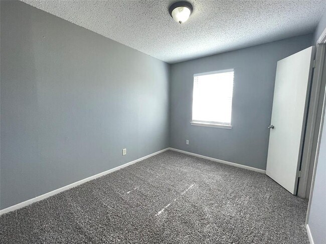 Building Photo - 2700 Sunny Ln