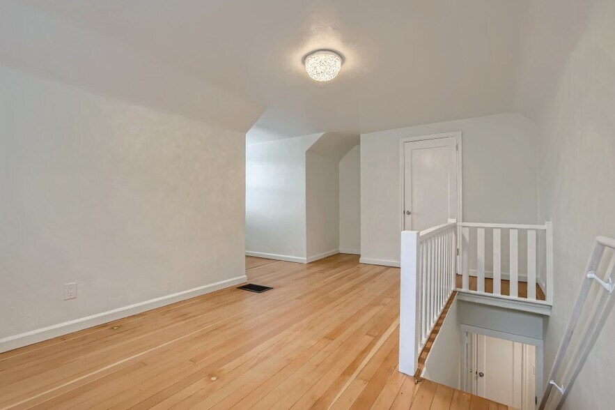 Alcove and small walk-in closet upstairs - 451 NE Sumner St