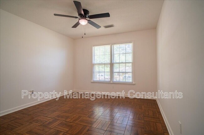 Building Photo - 2524 Chickasaw Dr