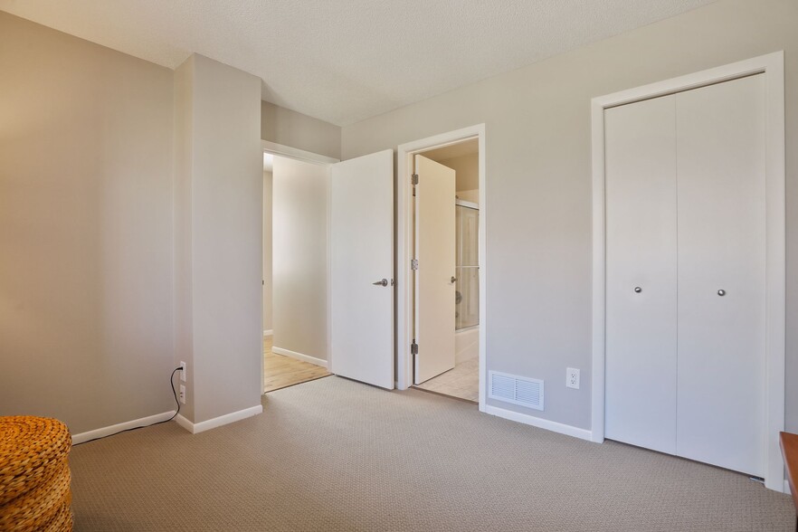 Building Photo - 2869 Kenwood Isles Dr
