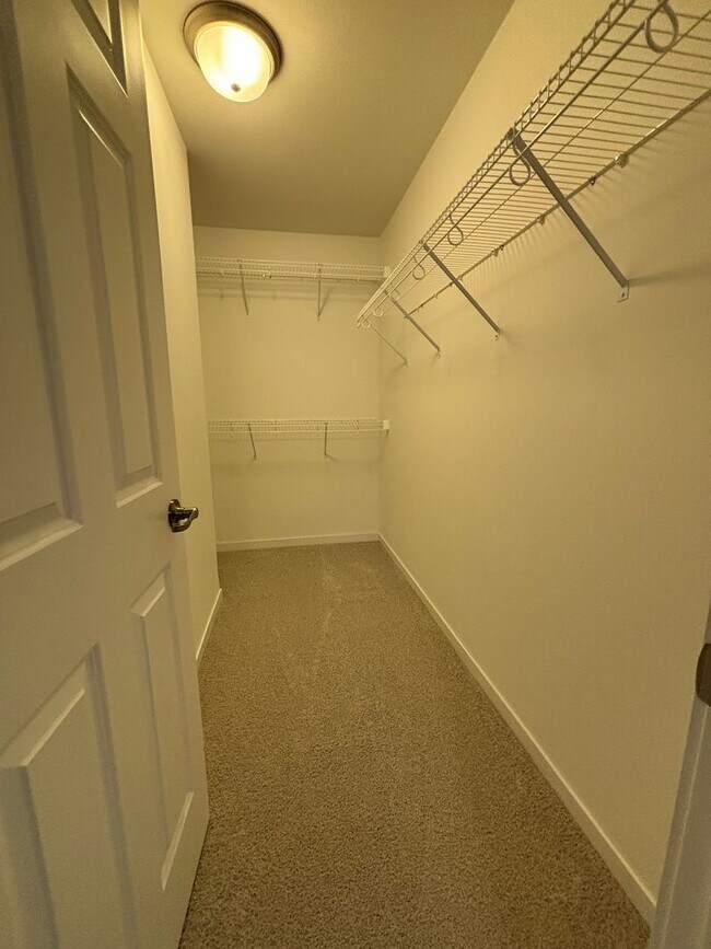 Building Photo - 3 Bed 3 Bath Townhome