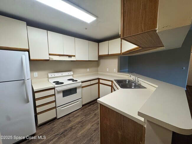 Building Photo - 7667 N Wickham Rd