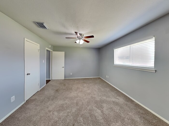 Building Photo - 722 E Brown Ln