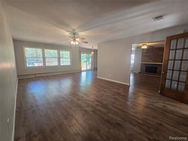 Building Photo - 2951 Hill Dr