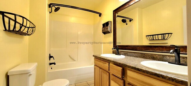 Building Photo - *** Beautiful Condo - 3Bed 2Bath ***