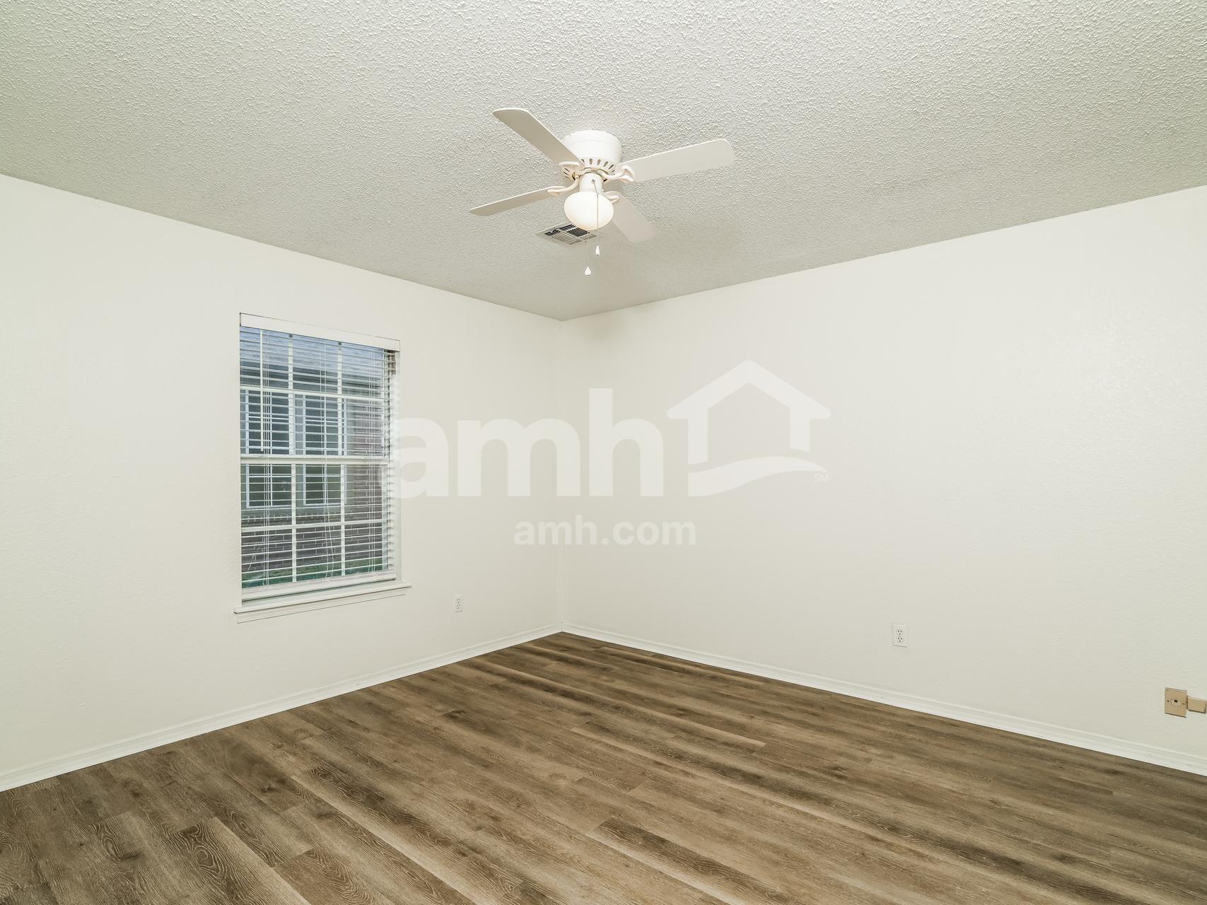 Building Photo - 1412 N Umbrella Ave
