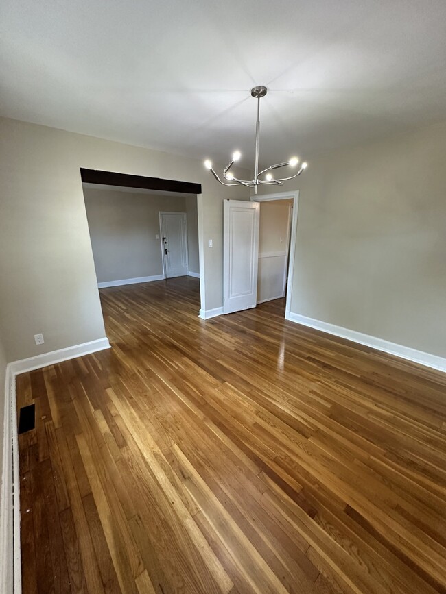 Building Photo - Updated 2 bedroom, 1 bathroom unit in Rich...