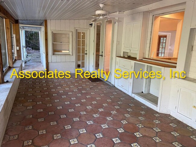 Building Photo - Charming 3 Bedroom w/ study that can be 4th bedroom, 3 Bath Home in Florida Park – Hardwood Floor...