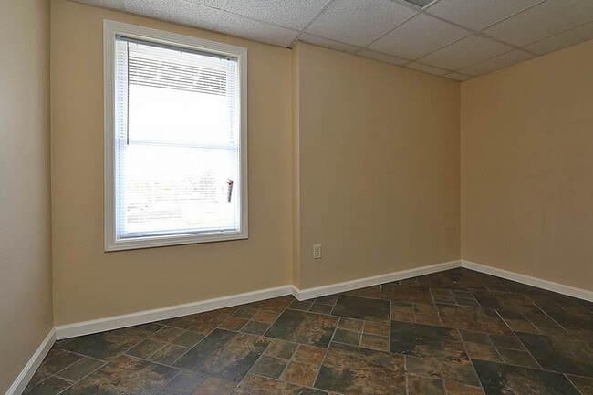 Building Photo - 4 Bedroom House Close to Campus