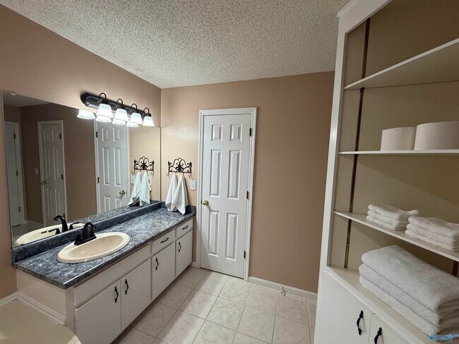 Building Photo - 122 Mykeys Way