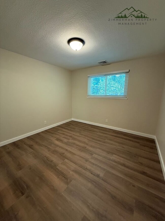 Building Photo - Updated Churchill 3 bedroom 2 bathroom Home