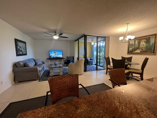 Building Photo - Furnished 2 bedroom 2 Bath condo in a Wond...
