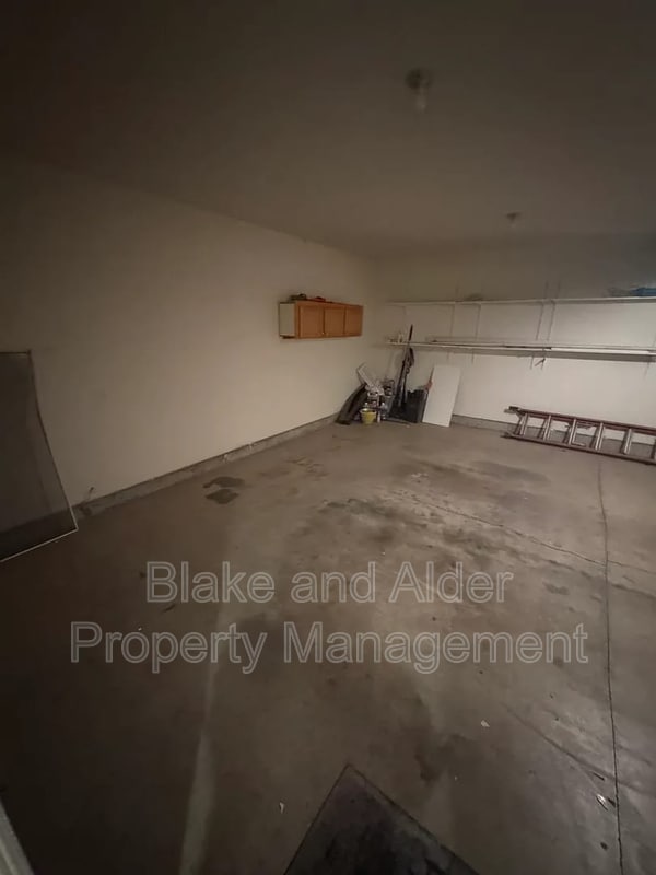 Building Photo - 1079 NE Creeksedge Dr