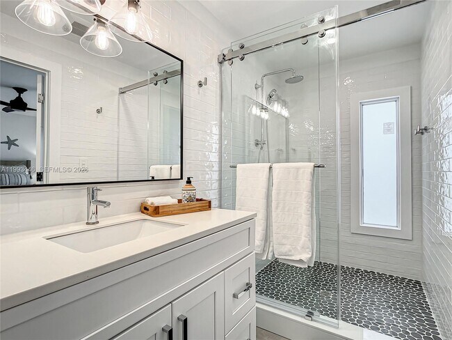 Building Photo - 104 Angelfish Ln