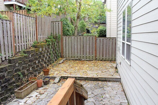 Building Photo - Spacious 4 BDR Legend & Renaissance Constr...