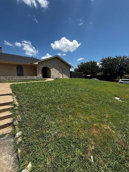 Primary Photo - Room in Duplex on El Retiro Rd