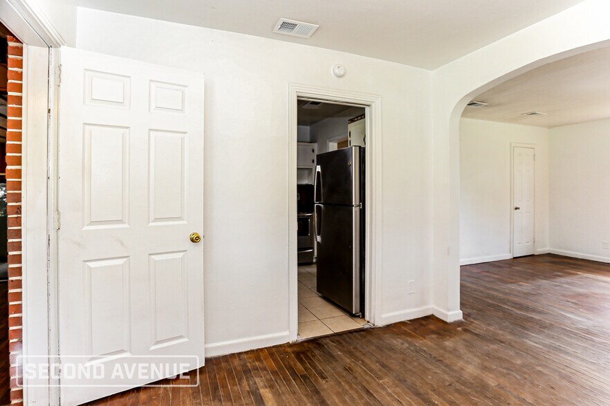 Building Photo - 5120 Quan Dr