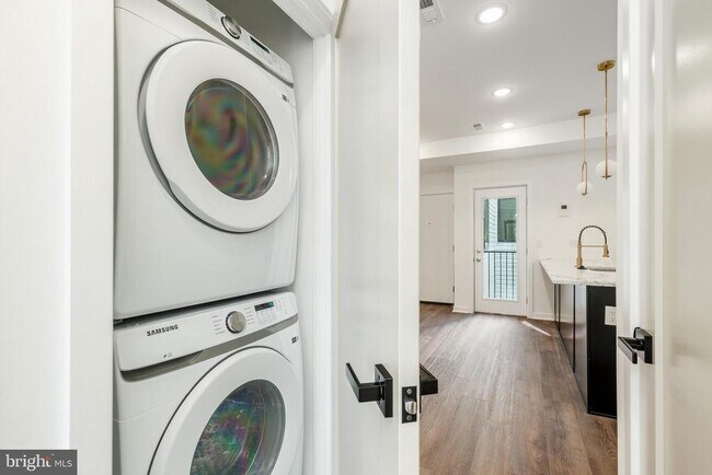 Building Photo - 608 S American St