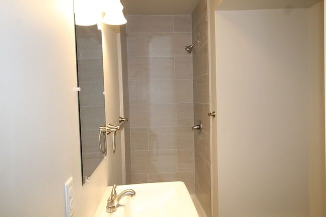 Building Photo - Beautifully remodeled and completed 1 bedroom apartment. FREE MONTH OF RENT!*