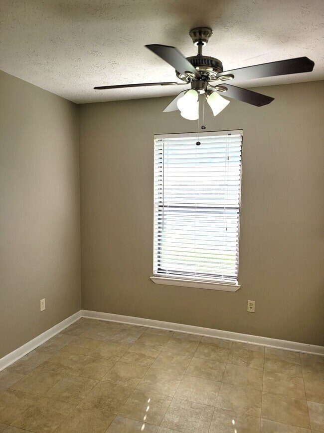 Building Photo - Callaway 3 bedroom 2 bath home with 2 car ...