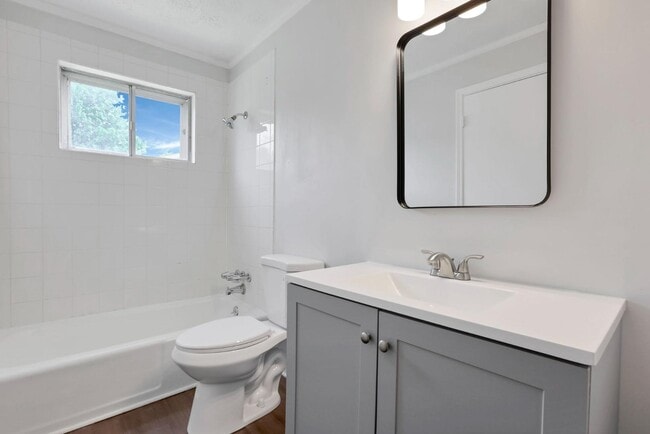 Building Photo - 3150 Vauxhall Dr