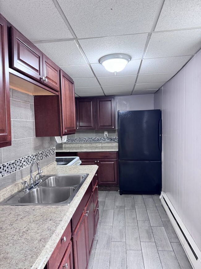 Building Photo - 630 Main St