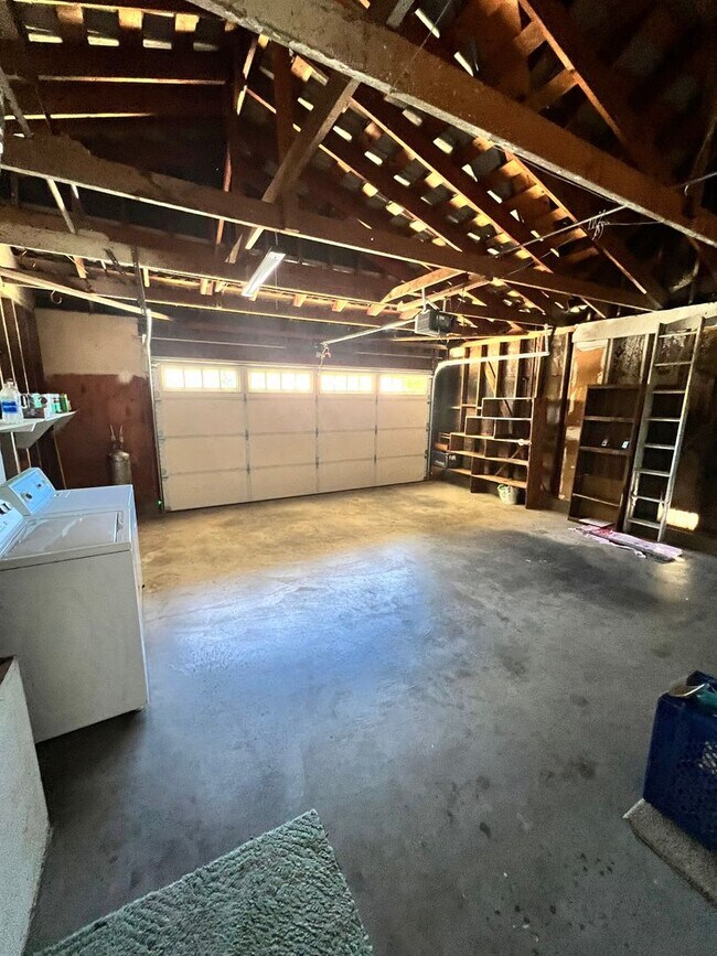 Building Photo - Santa Paula - Spacious pool home in wonder...