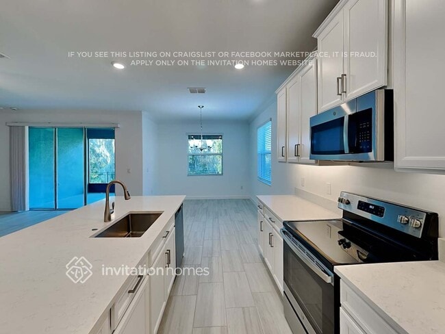 Building Photo - 14318 17th Ct E