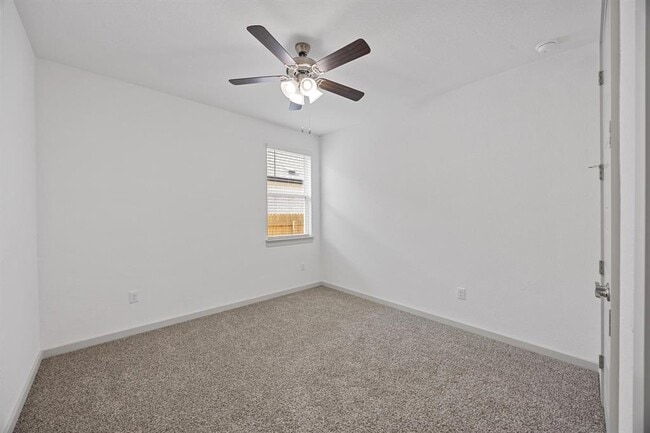 Building Photo - 400 Deerpath St