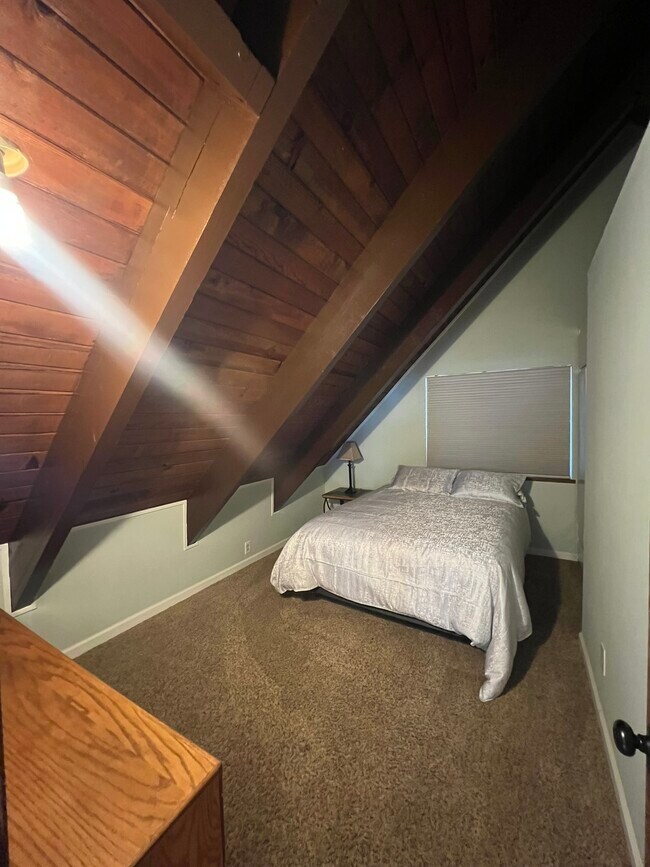 Building Photo - 933 Edgewood Cir