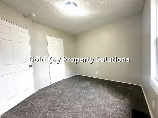 Building Photo - Updated 2BR / 1BR Single Family Home (No S...