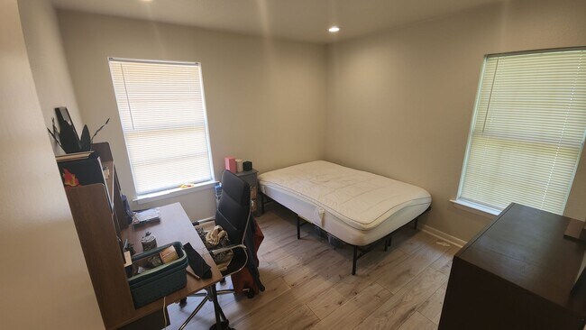 Building Photo - 1005 W MLK #B