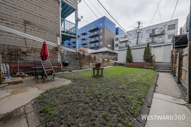 Building Photo - 1733 N Artesian Ave