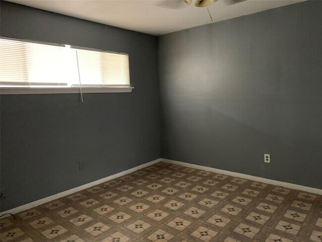 Building Photo - 8232 Glenview Dr