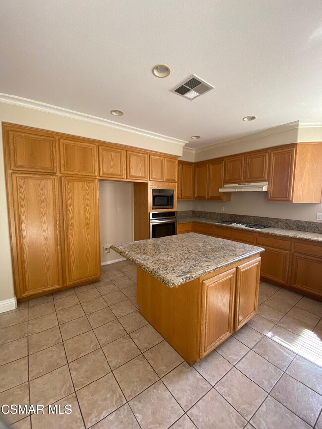 Building Photo - 2559 Parade Ave