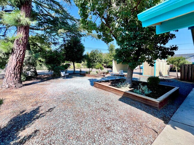 Building Photo - $1995 Gettysburg & Blackstone, 2 Bedroom Condo - Rialto Ave, Fresno / Newly Renovated