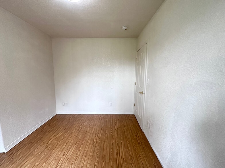 Building Photo - 3100 SE 122nd Ave