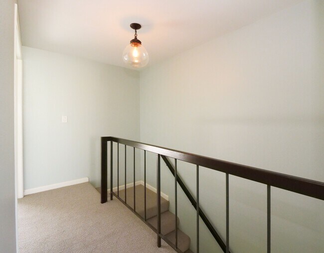 Building Photo - 405 2nd St