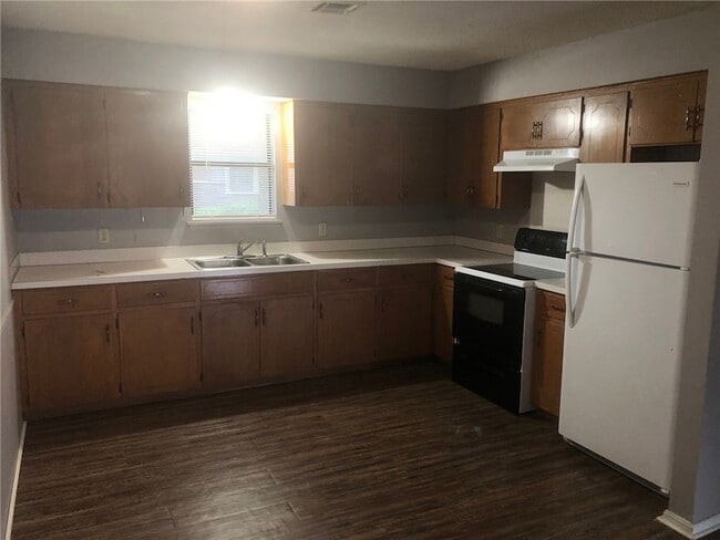 Building Photo - 302 E Benton St