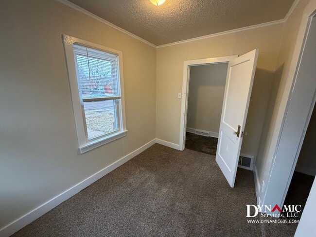 Building Photo - 4+ Bedroom, 2 Bath House By Augustana and USF