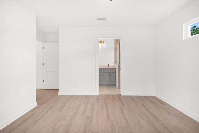 Building Photo - 964 W 9th St