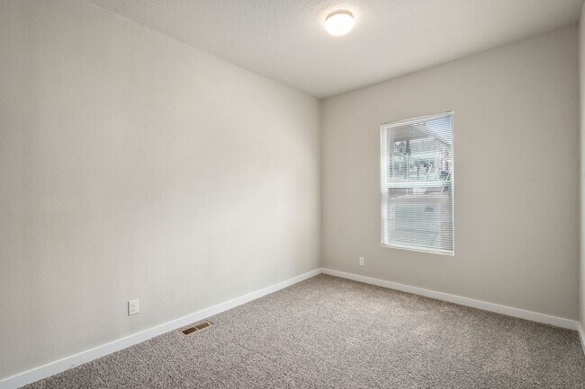 Building Photo - Recently Remodeled 3 Bedroom Home in Everett!