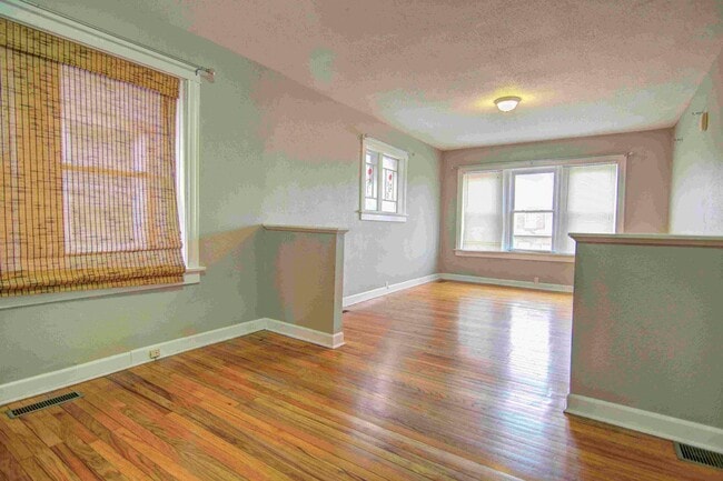 Building Photo - Large charming 3 bedroom 2 bath with oversized master bedroom that has its own private bath!