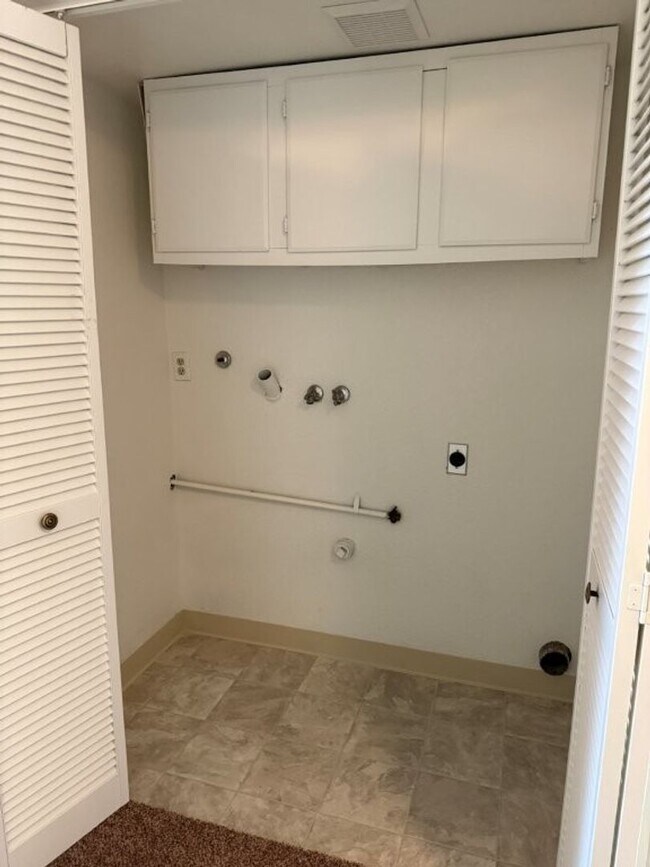 Building Photo - 990/992 JUSTIN DUPLEX
