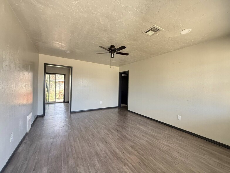 Building Photo - 829 Willow Brook Dr