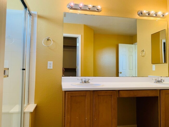 Building Photo - Beautiful Home In Rancho Sahuarita Located...