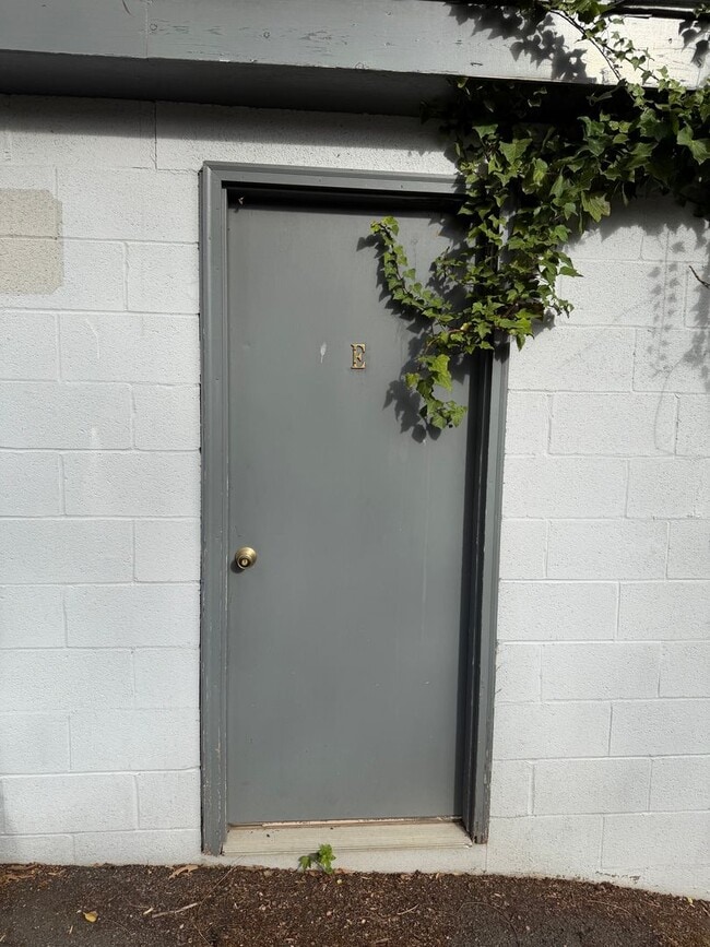 Building Photo - 1305 Cherry Avenue- E