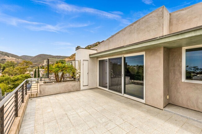 Building Photo - 3 Bed 3 Bath Ocean View, Penthouse "Mark Singer" Residence in Downtown Laguna Beach