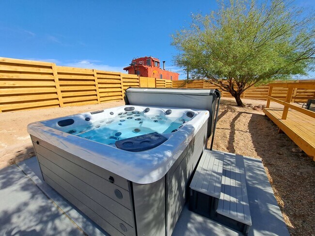 Building Photo - Desert Gem!