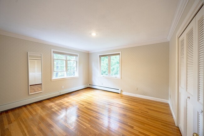 Building Photo - 6 Peachtree Ln